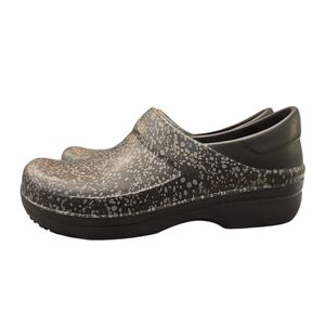 CROCS NERIA PRO II SPECKLED BLACK AND SILVER PRINT. SIZE 6.